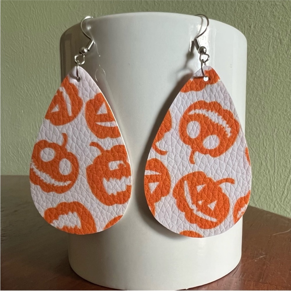 NWT Jack-O’-Lantern Halloween Tear Drop Earrings